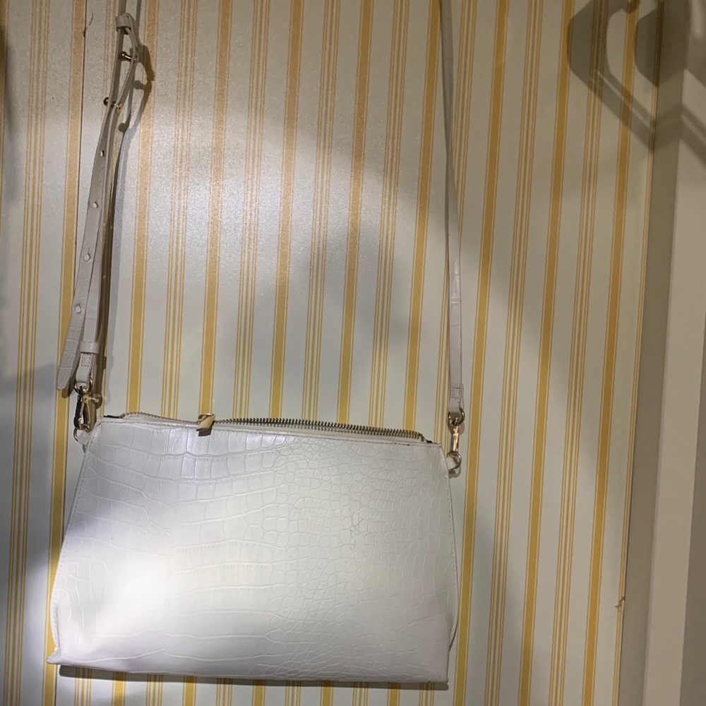 White cross body purse.